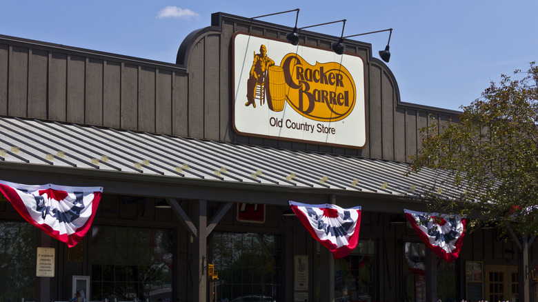 Cracker Barrel storefront