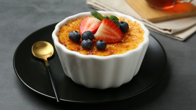 Creme brûlée with berries