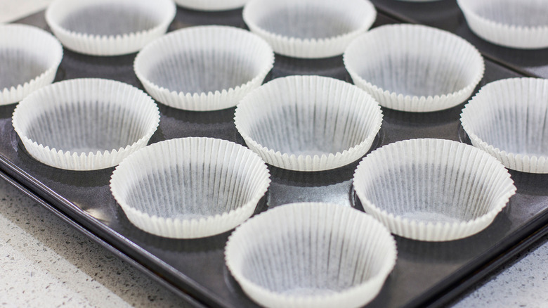 cupcake tray with liners