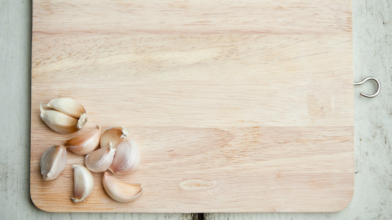 Garlic on a cutting board