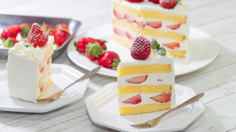 Slices of sponge cake with strawberries