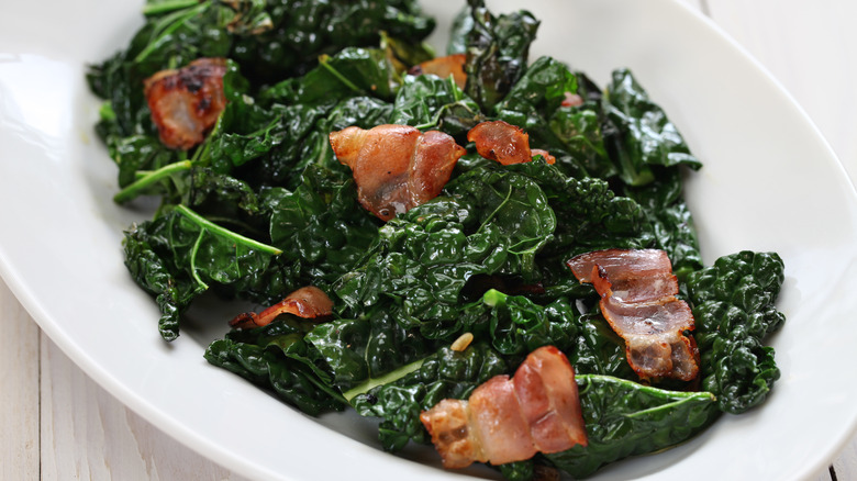 Kale salad with bacon