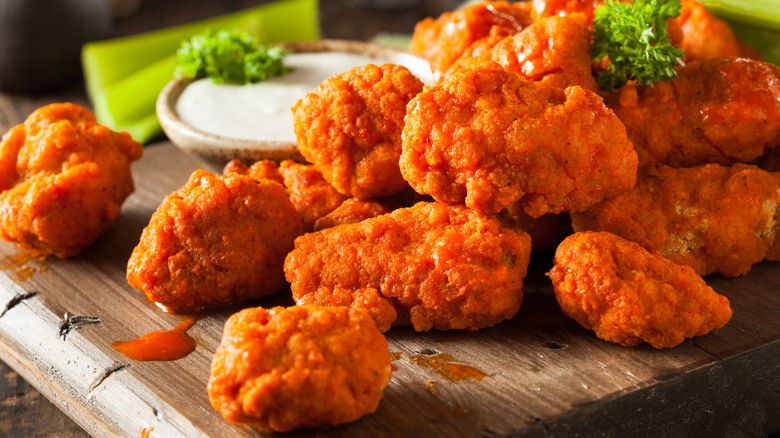 Boneless wings with ranch and celery