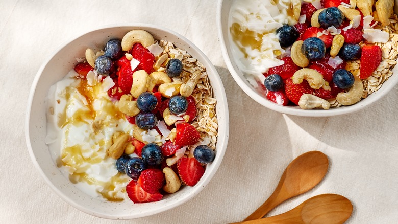 Yogurt with cashews and fruit