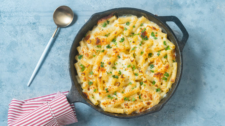 mac n cheese on table