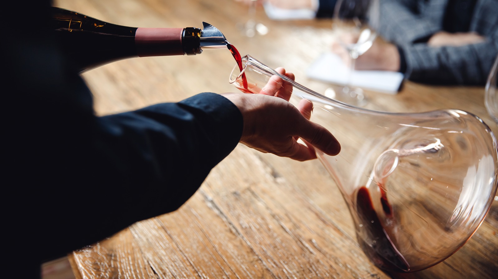 https://www.thedailymeal.com/img/gallery/the-dos-and-donts-of-decanting-wine/l-intro-1670357506.jpg