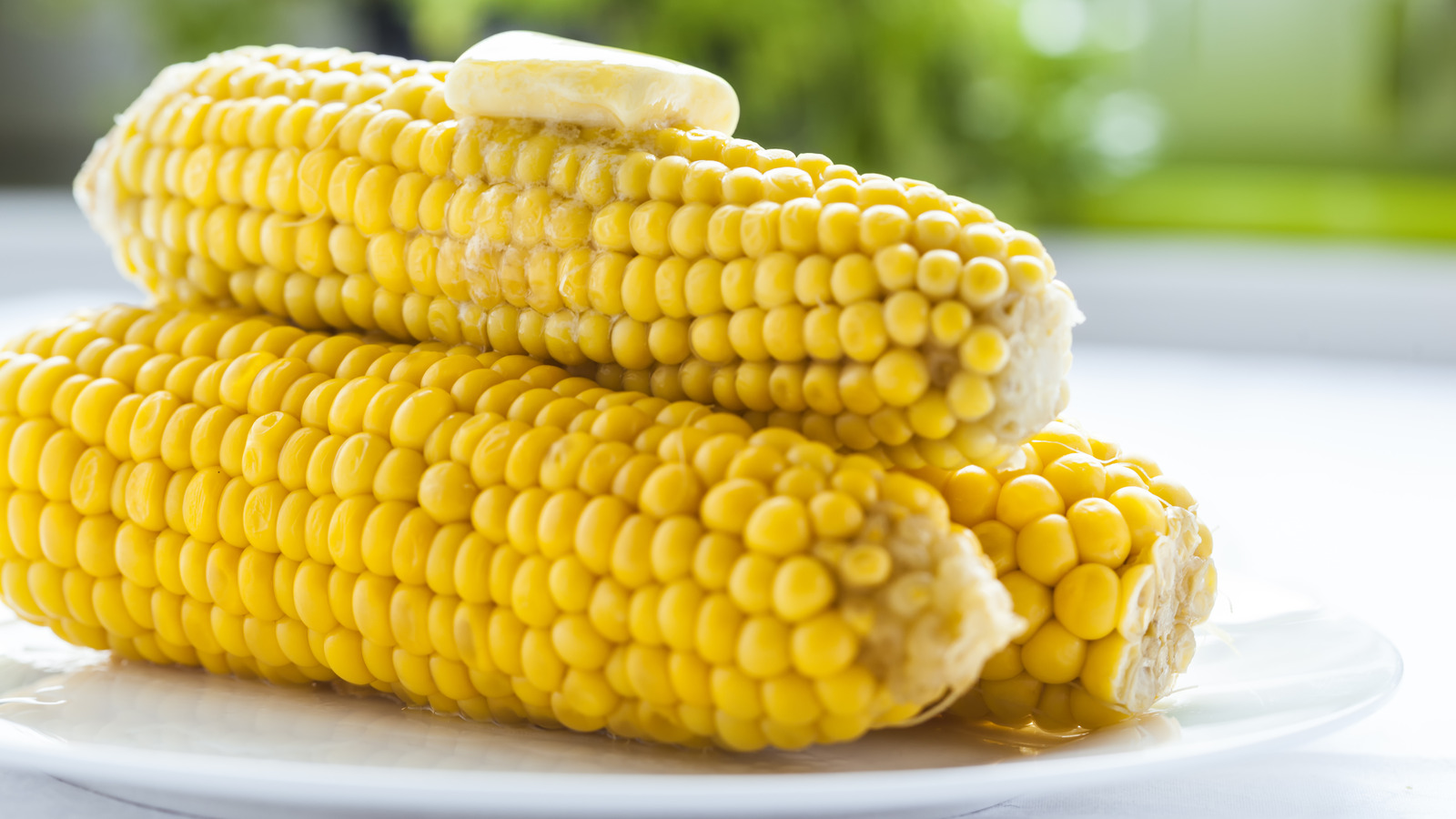 https://www.thedailymeal.com/img/gallery/the-drink-cooler-hack-for-cooking-large-batches-of-corn-at-once/l-intro-1702407901.jpg