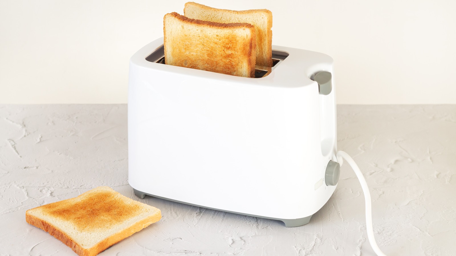 https://www.thedailymeal.com/img/gallery/the-easiest-approach-to-getting-crumbs-out-of-your-toaster/l-intro-1671378737.jpg