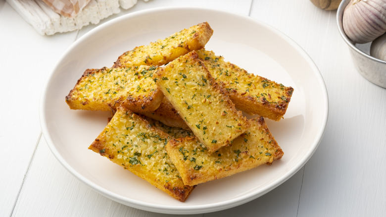 plate of garlic bread