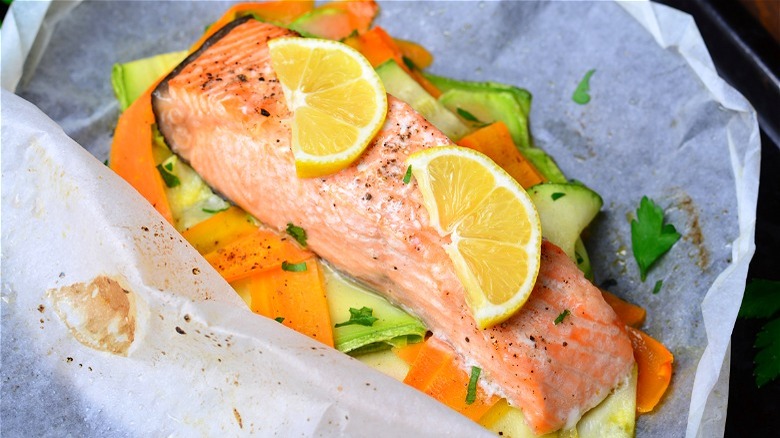 salmon with lemon en papillote