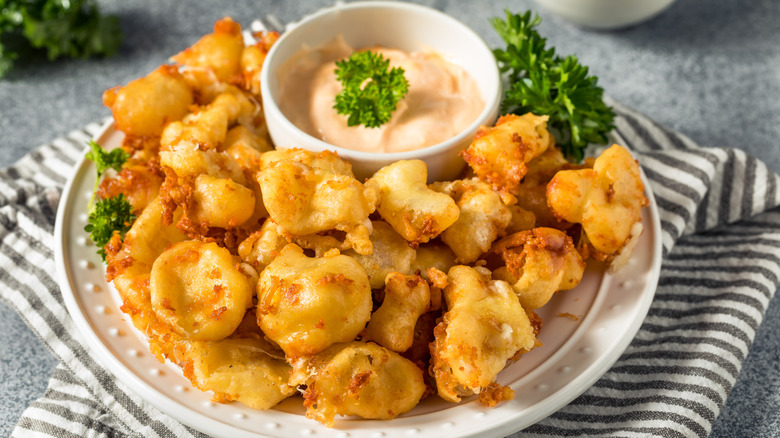 A palte of deep-fried Wisconsin cheese curds