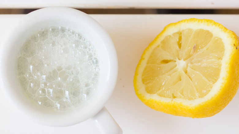Baking soda and lemon reaction