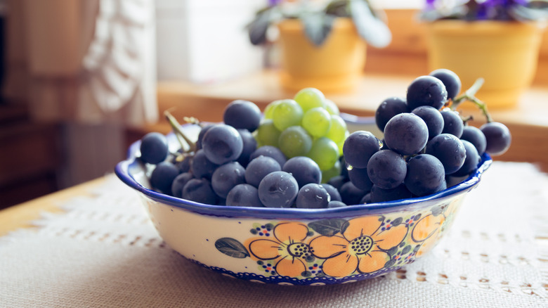 Grapes in bowl