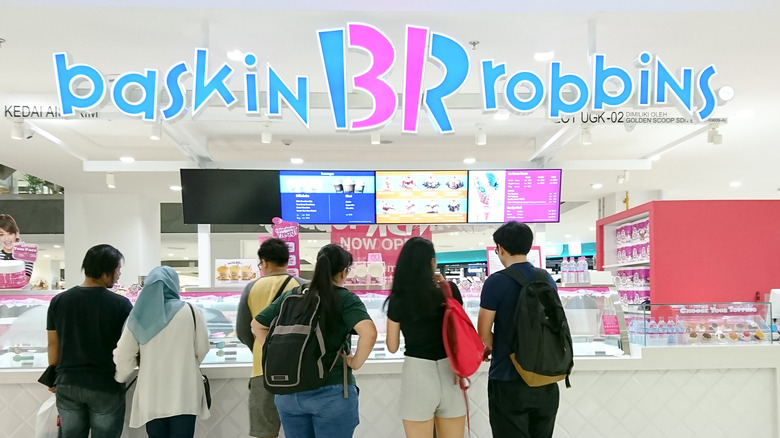 baskin-robbins counter