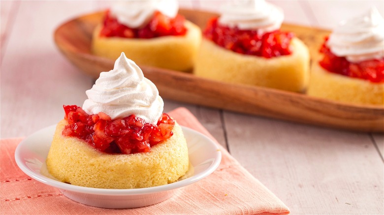 Round strawberry short cakes 