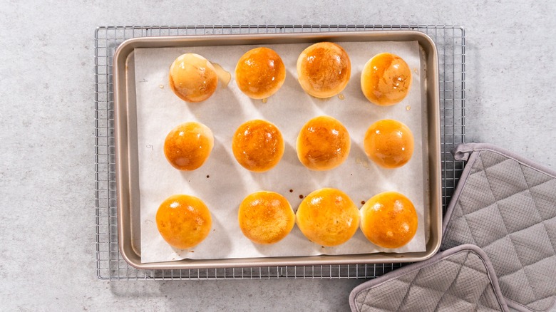 freshly baked dinner rolls with egg wash