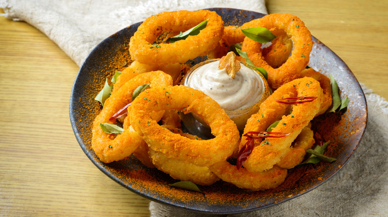 Seasoned onion rings with ranch dressing