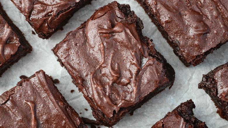 Overview of sliced brownies