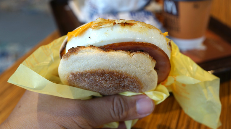 https://www.thedailymeal.com/img/gallery/the-fancy-breakfast-that-inspired-mcdonalds-egg-mcmuffin/intro-1689645650.jpg