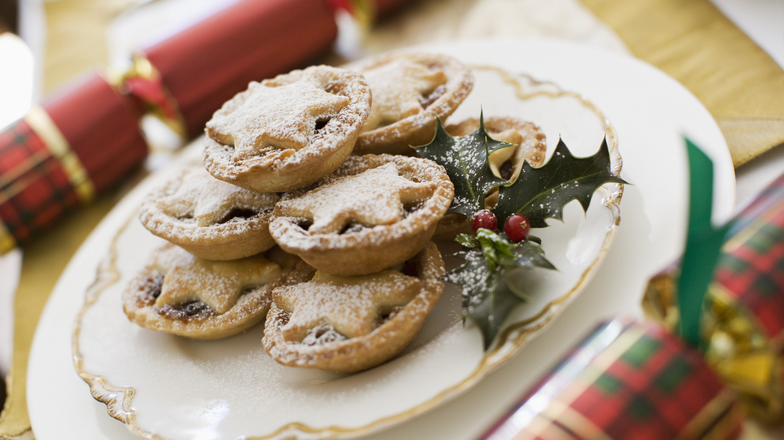 https://www.thedailymeal.com/img/gallery/the-fascinating-and-untold-history-of-mince-pies/l-intro-1703109527.jpg