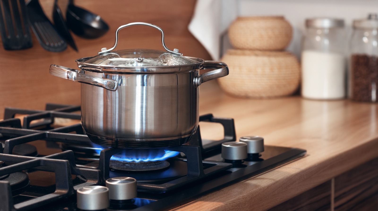 https://www.thedailymeal.com/img/gallery/the-fascinating-history-of-the-gas-stove/l-intro-1675808333.jpg