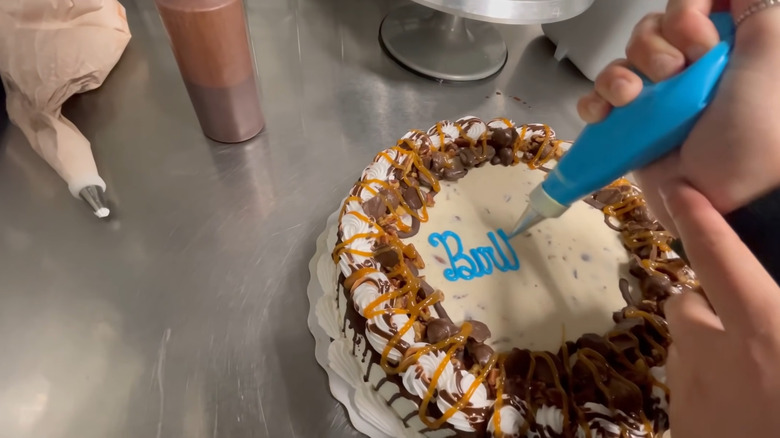 Decorating a Blizzard cake