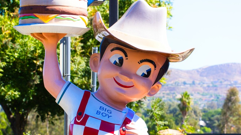 Big Boy mascot wearing cowboy hat