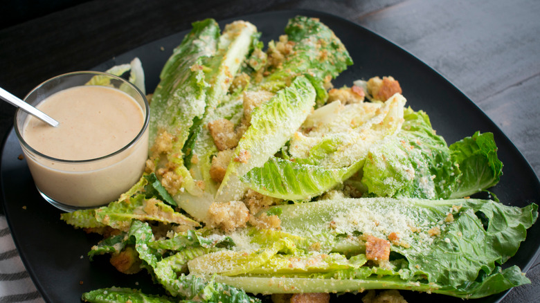 https://www.thedailymeal.com/img/gallery/the-first-caesar-salad-was-meant-to-be-eaten-with-your-hands/the-original-process-of-eating-a-caesar-salad-was-extremely-specific-1685994183.jpg