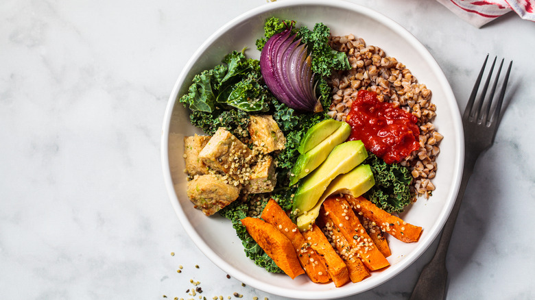 kale salad with tofu 