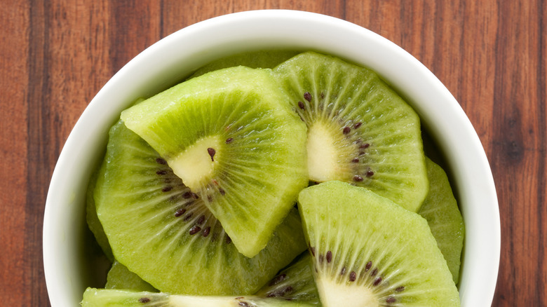 sliced kiwis in a bowl