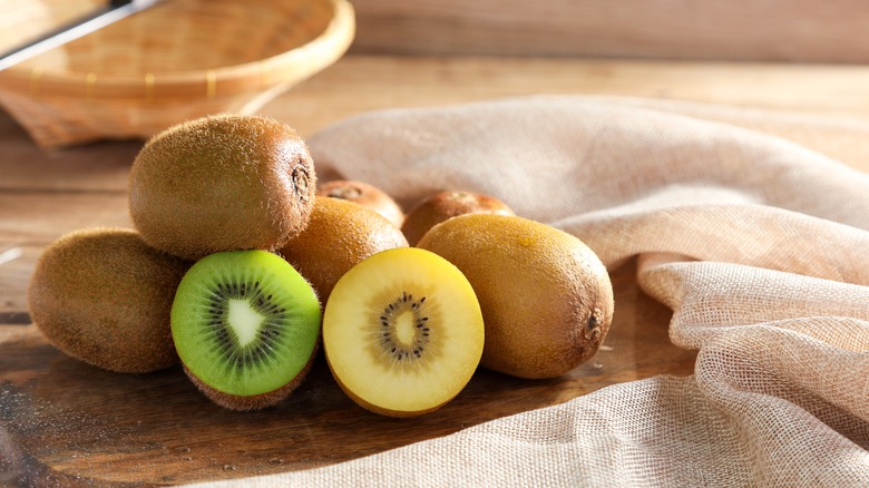 kiwis sliced on table