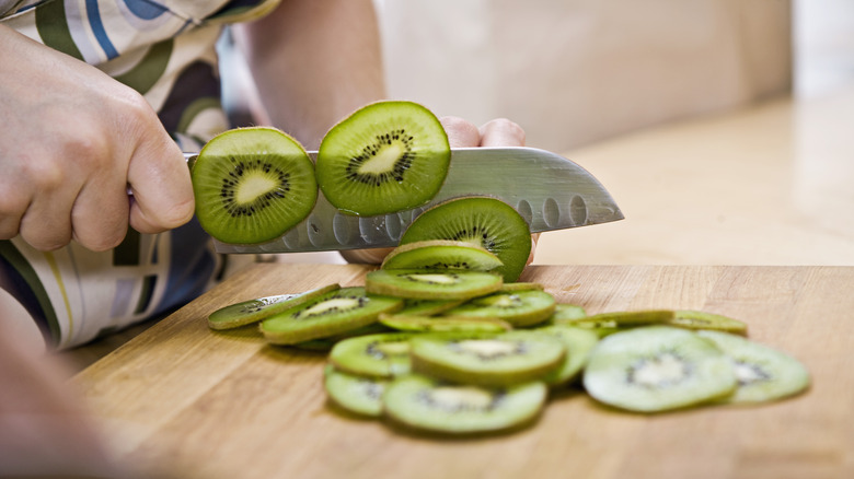 kiwis sliced up 