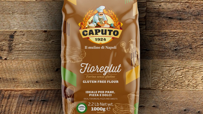 caputo fioreglut package wooden background