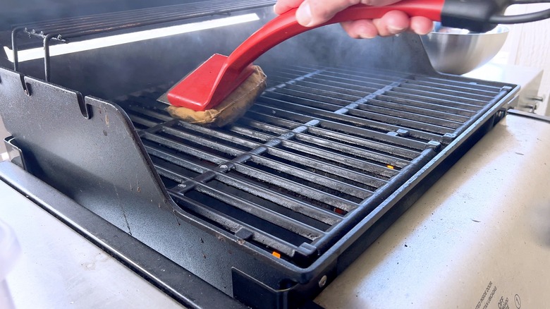 cleaning grill grates with brush