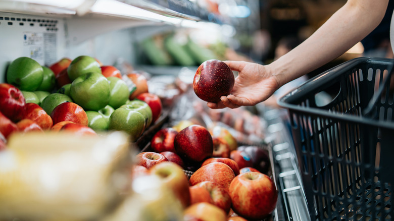 buying apples at grocery store