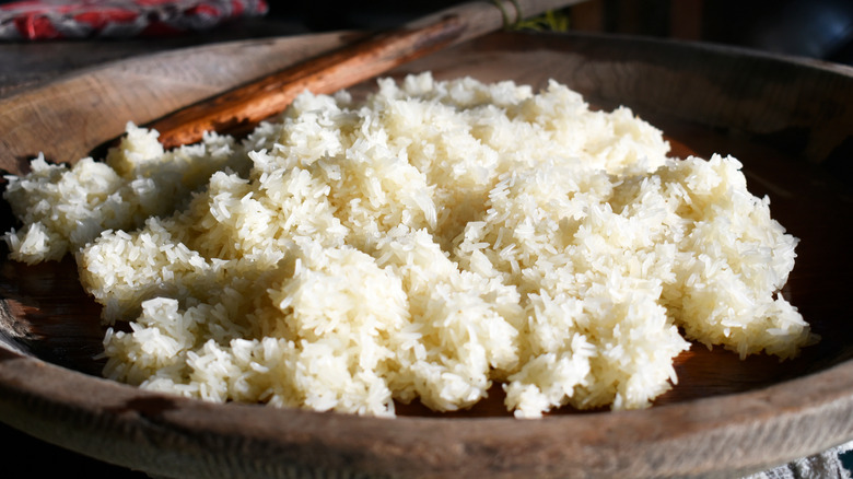 Rice cooling on a large plate