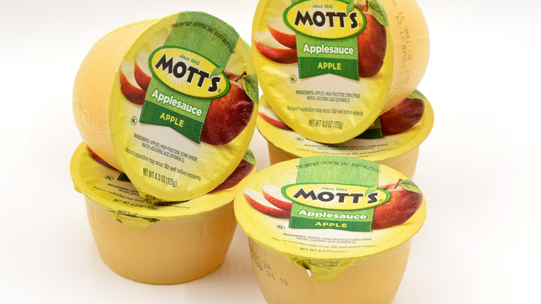 Mott's applesauce cups stacked