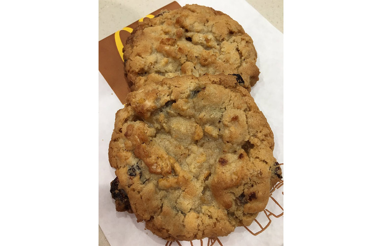 Desserts & Shakes: Oatmeal Raisin Cookie