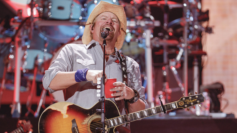 toby keith performing on stage with red solo cup