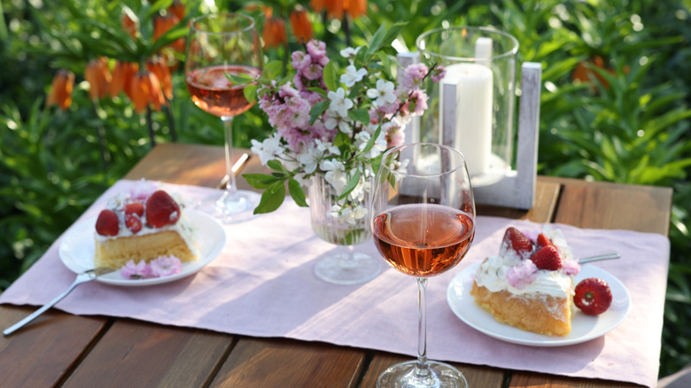 Wine with cake slices