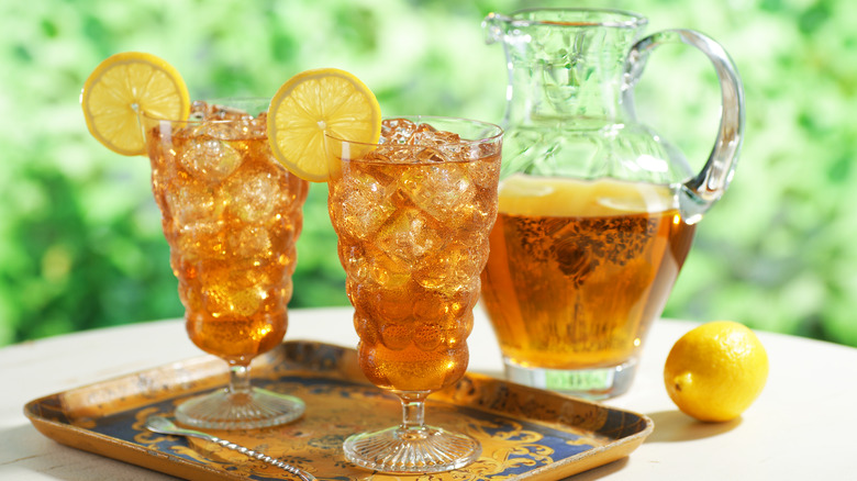 Two glasses of sweet tea with lemon wedges