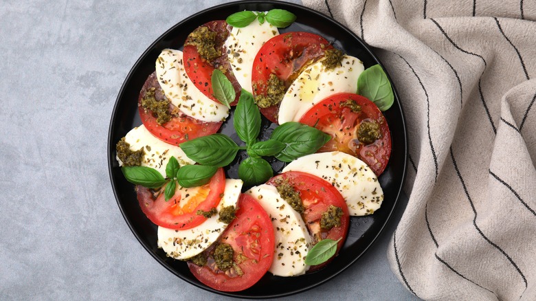 Caprese salad with seasoning