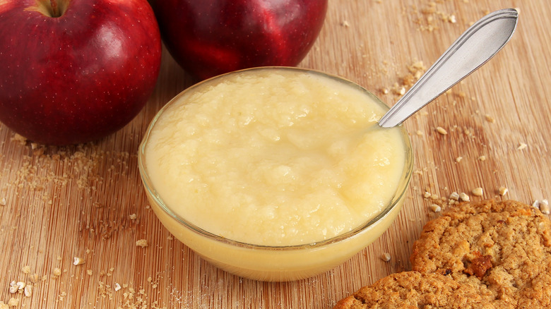 applesauce with cookies