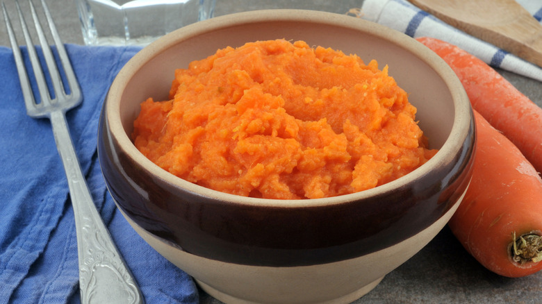 carrot pur﻿é﻿e in bowl