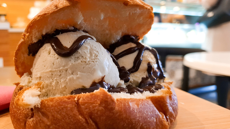 Gelato con brioche on a wood table