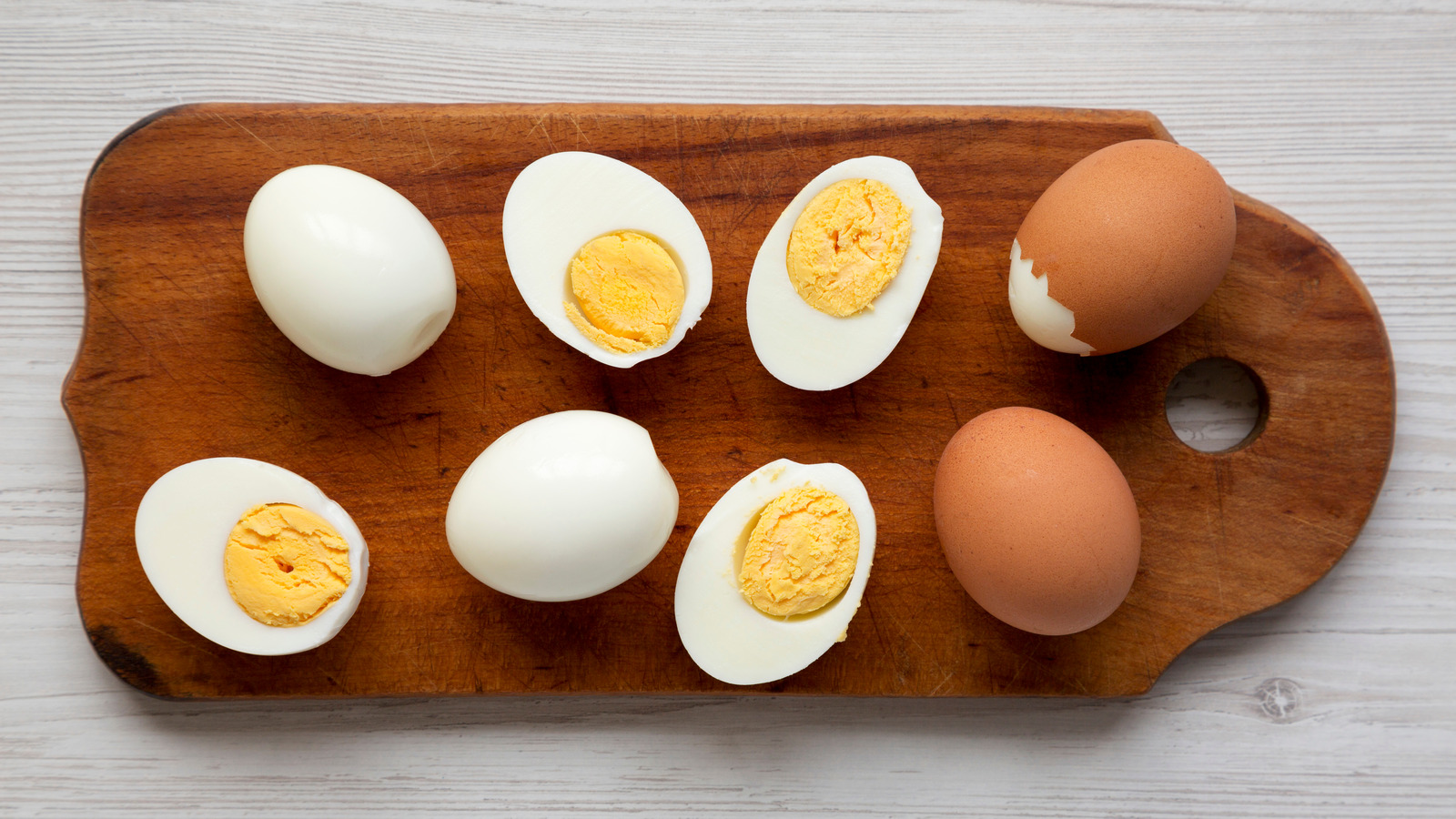 https://www.thedailymeal.com/img/gallery/the-jar-trick-that-eliminates-the-hassle-of-peeling-hard-boiled-eggs/l-intro-1694029827.jpg