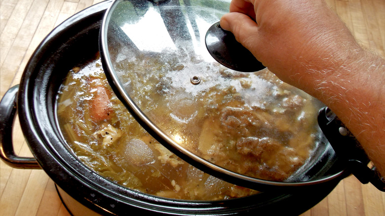 Lifting lid off slow cooker