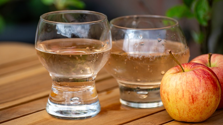 apple cider in glasses