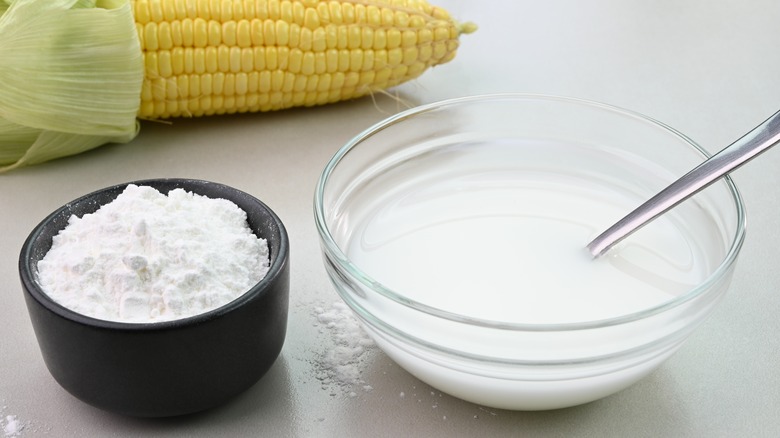 Dry cornstarch and cornstarch slurry in bowls