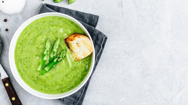 Cold soup with asparagus and bread